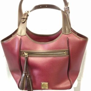 Dooney & Bourke Shoulder Bag in Wine, Excellent